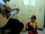 Un enfant de 2 ans joue Les Beatles!!!! Enorme...