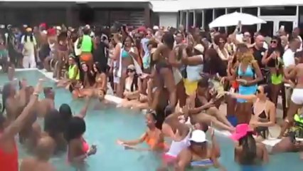 Chief Keef Look-A-Like Making It Rain At A Pool Party!