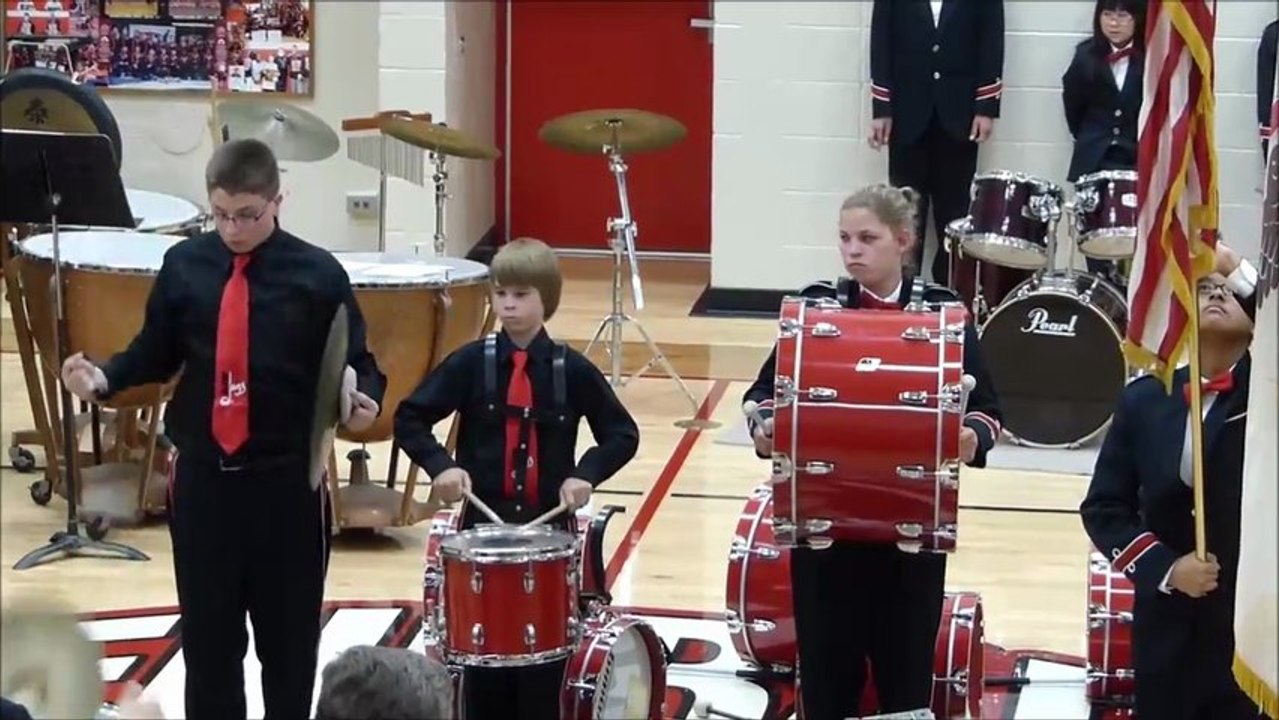 Réaction épic d'un enfant qui casse sa cymbale pendant l'hymne américain