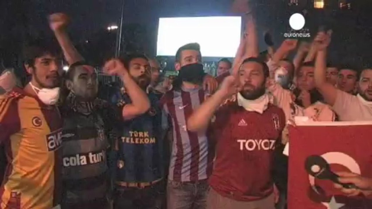 Las aficiones futbolísticas se suman a la causa turca