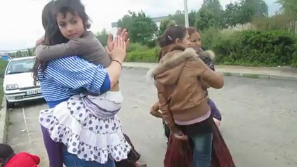 Atelier éducatif Camp de Wissous : répétition danse tzigane