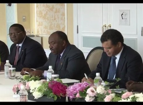 Le Président Ali Bongo Ondimba et le Premier Ministre japonais Shinzo Abe se rencontrent lors de la TICAD V