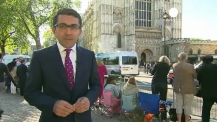 Pasión por la reina ante la Abadía de Westminster