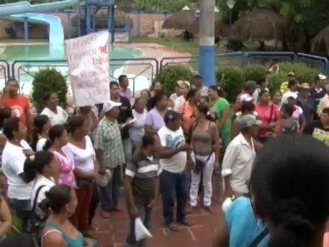 Con arengas en contra de la votación del acuerdo de reestructuración de pasivos, algunos acreedores salieron a marchar por las calles como muestra del descuerdo