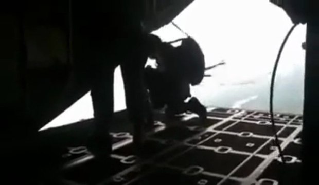 Le parachute s'ouvre accidentellement dans l'avion...adieuuuuuuu