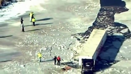 下载视频: Un camion fini dans un lac gelé après une sortie de route!