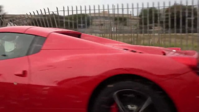 Une Ferrari 458 part en aquaplaning et s’éclate contre un mur!!!!