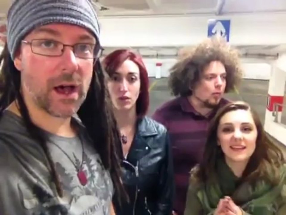 "Le lion est mort ce soir" chanté dans un parking... Terrible ces chanteurs!