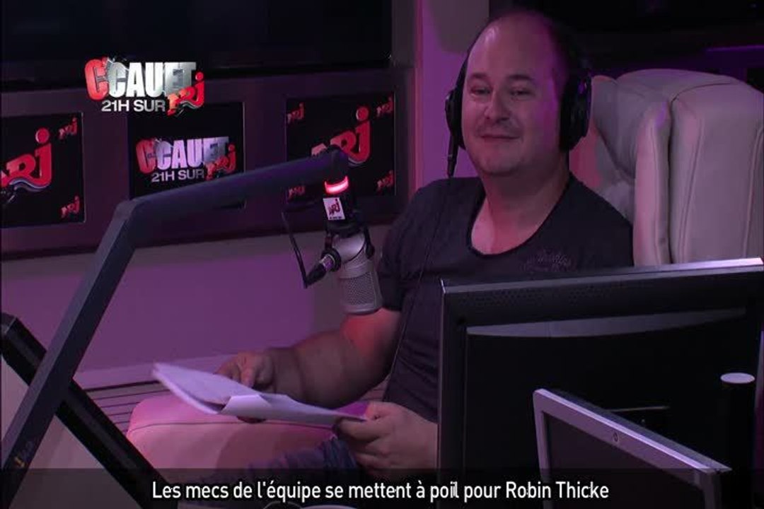 Les mecs de l'équipe se mettent à poil pour Robin Thicke