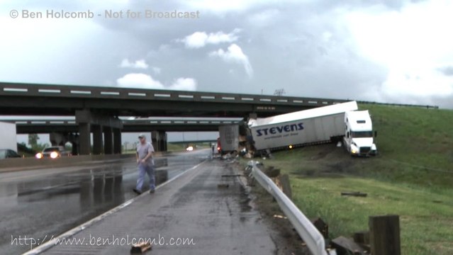 Accident de Camion et tornade en même temps... Quand t'as pas de chance....!