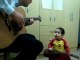 Un père et son fils de 2 ans chantent Don't Let Me Down des Beatles