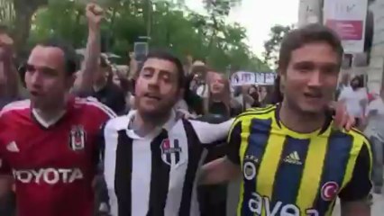 Turkish football fans unite against government