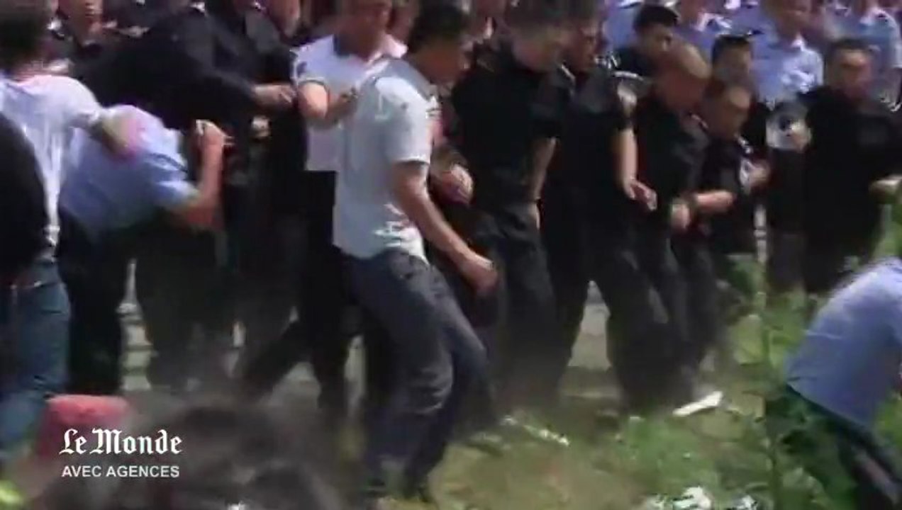 Chine : des manifestants se battent avec la police après un incendie meurtrier