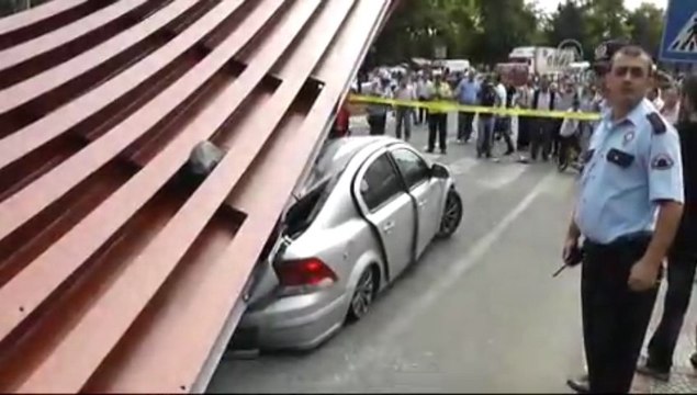 Baraj kapağı aracın üzerine düştü