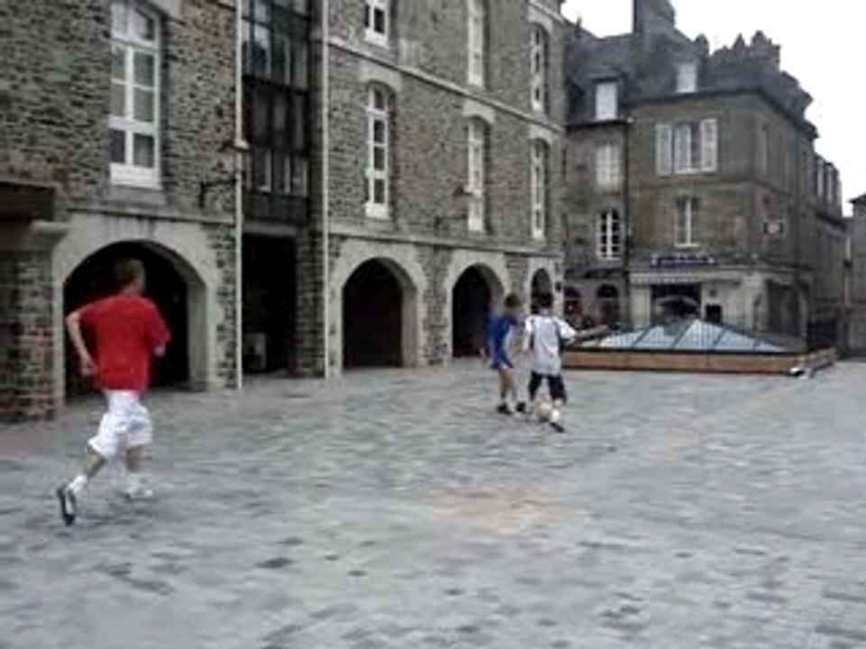 Alex, petit pont à Max puis à Lucas