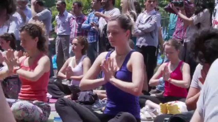 Manifestantes turcos fazem ioga em parque