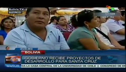 Ciudadanos entregan proyectos de desarrollo al presidente Evo Morales