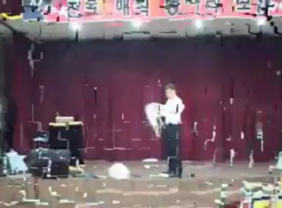 Magic Pour Streamer (1 Use (36 roll within the one use) - 1pack Paper) by JL Magic - Magic Trick