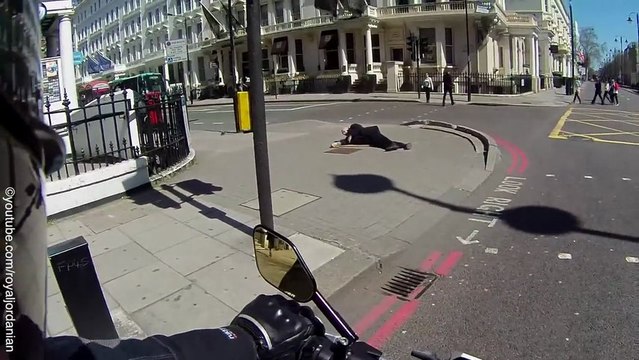 On l'appelle Super Biker! Il aide les personnes en danger!