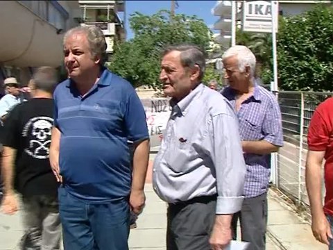 Οικοδόμοι και συνταξιούχοι έξω απο το ΙΚΑ