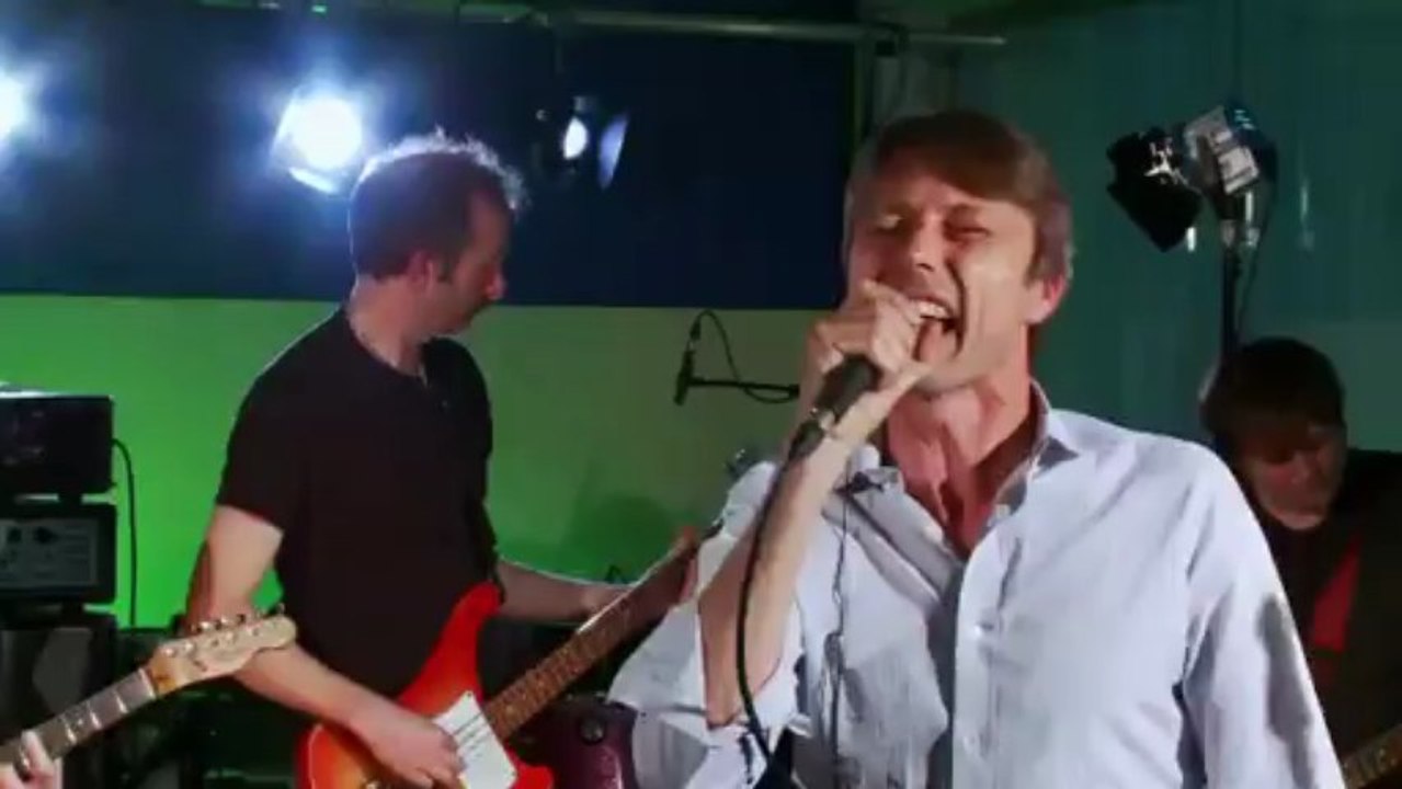 Suede – “Hit Me” live session video