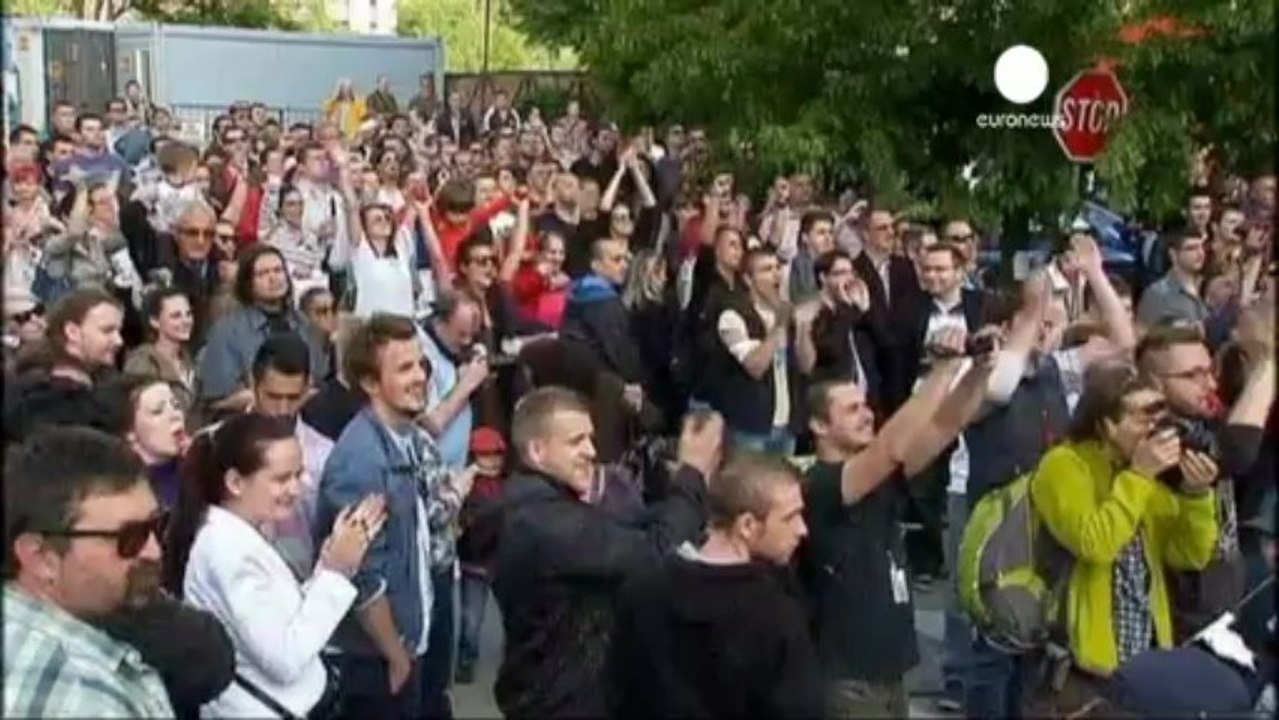 Padres, madres y bebés bloquean durante horas el...