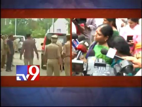Y.S Bharathi fires on police at Nampally court