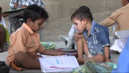 Aprender a leer bajo un puente en India