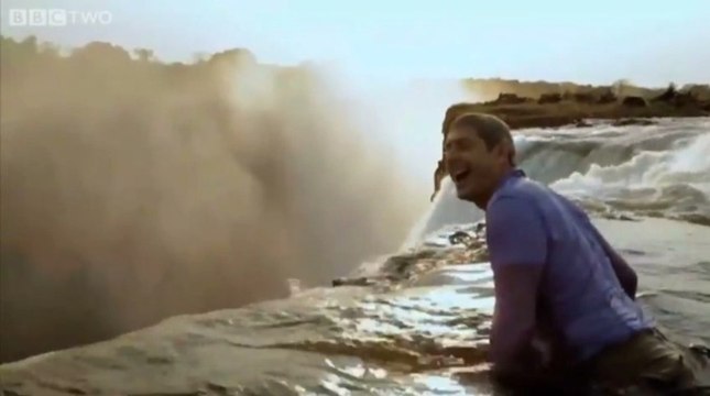 Il va se baigner au bord des chutes Victoria !