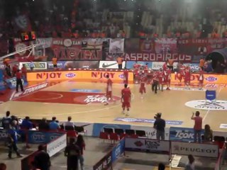 Η είσοδος του Ολυμπιακού στο παρκέ