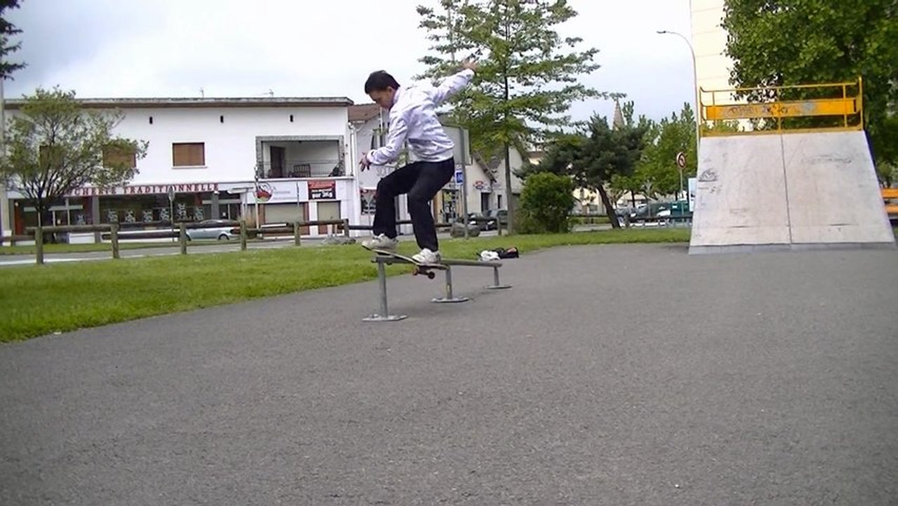 Tricks Tips : Le  Fs lipslide rail's version