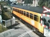 Carro escapa por um triz de ser atingido por trem em alta velocidade