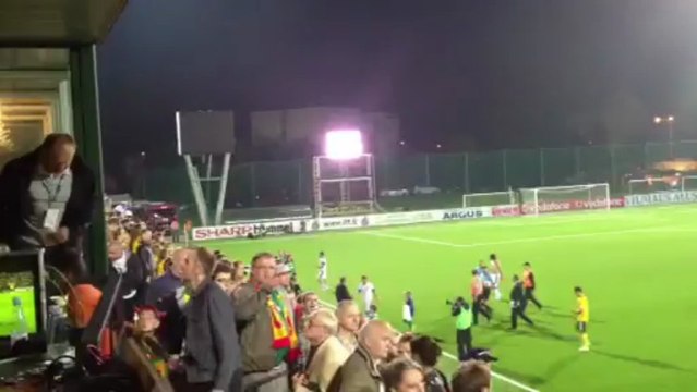 Πανηγυρισμοί Ελλήνων διεθνών με φιλάθλους μετά τη νίκη επί της Λιθουανίας