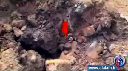 في مشهد غريييب.. خروج نيران ودخان من باطن الأرض في اليمن