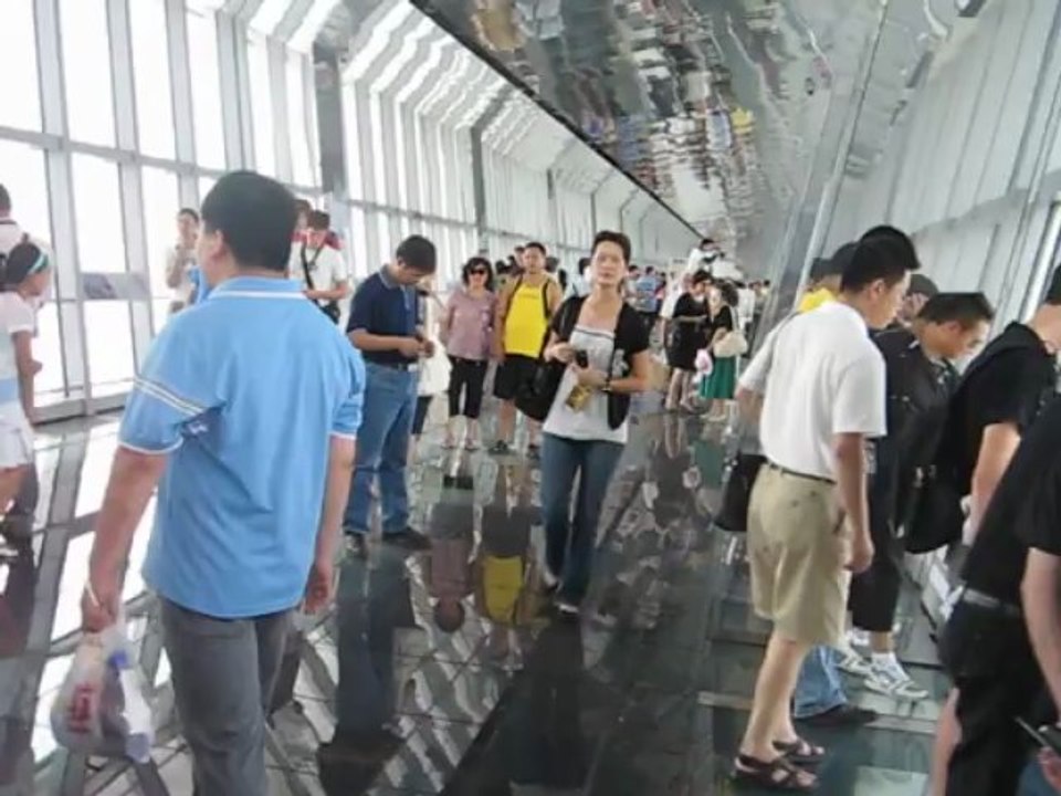 En la Torre Economica de Shanghai, China, Una de las torres mas altas del mundo.