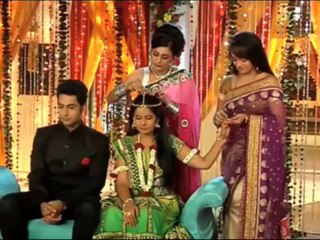 Gunjan adorns floral jewellery for mehendi