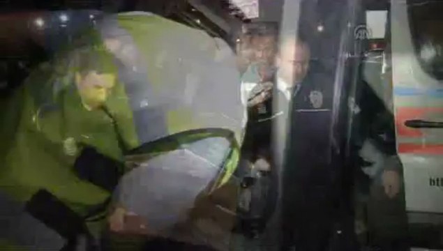 Otomobil duvardan düştü