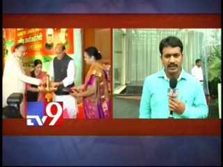 Modi's supporters protest outside Advani's house