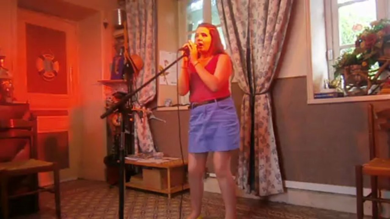 Lola Reva chante "Poupée de cire poupée de son"