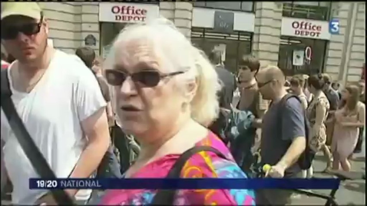 Des milliers de manifestants lèvent le poing en hommage à Clément Méric