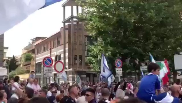 Οι οπαδοί της Λάτσιο κάνουν την κηδεία της Ρόμα (2)