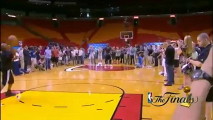 LeBron James fait 2 sur 2 du milieu de terrain