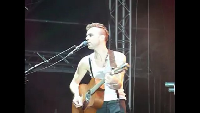 Asaf Avidan en concert à Rouen pour l'Armada.