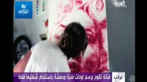 فنانة تقوم برسم لوحات فنية باستخدام شفتيها فقط