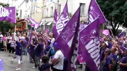 Supporters violets devant mairie