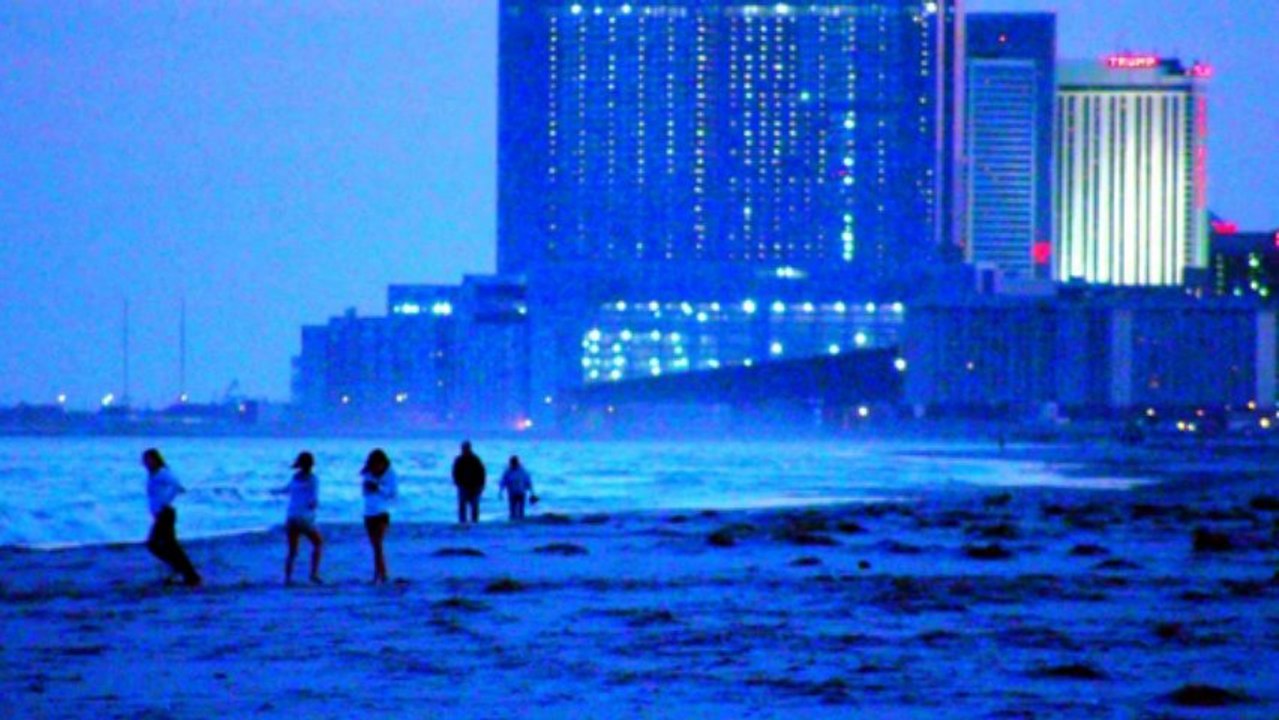 A Pink Mega Moon in Brigantine New Jersey 3-19-2011 HD