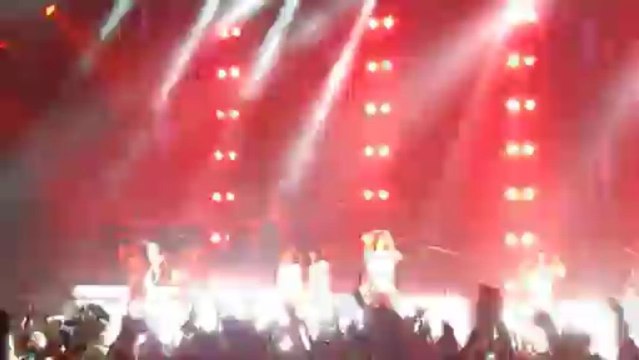 Beyoncé - Run the World (Girls) - Mrs Carter Show