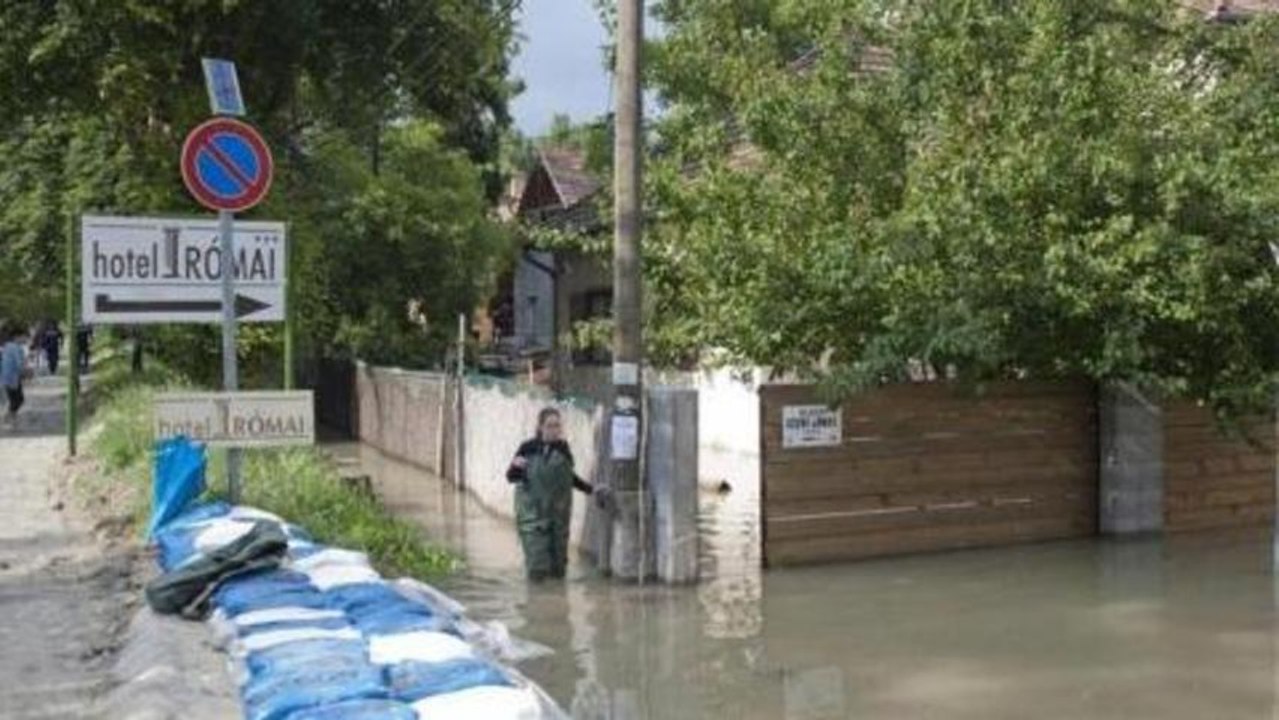 Record floods reach Budapest