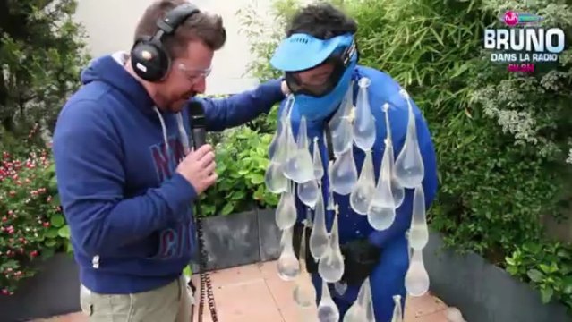 Le défi d'Elliot - Tirer sur Elliot habillé en bombe à eau humaine