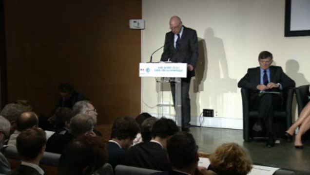 [ARCHIVE] Ecole numérique : Accueil des participants de la table ronde par Laurent Len, chef d'établissement